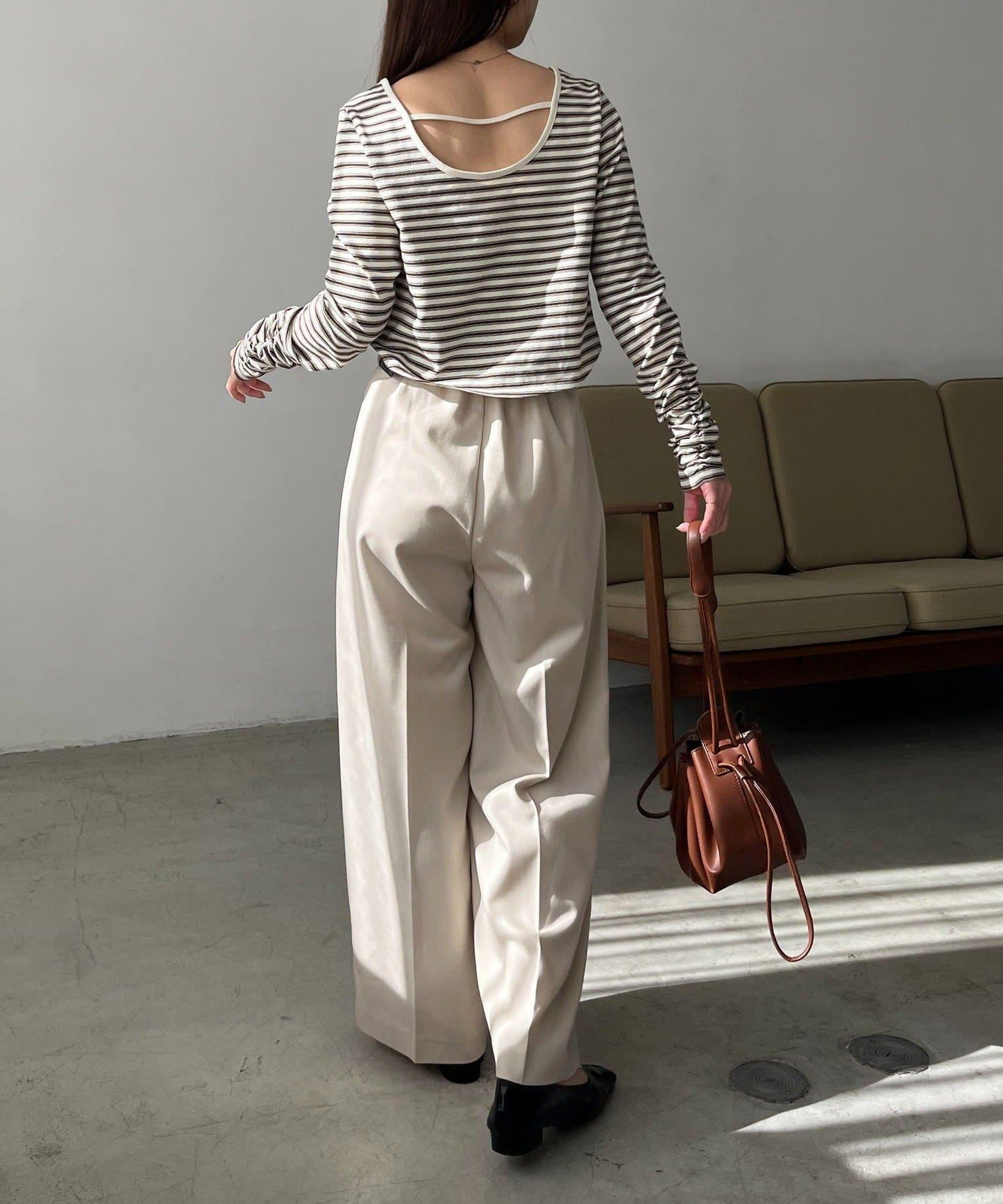 後背U領短款條紋T恤