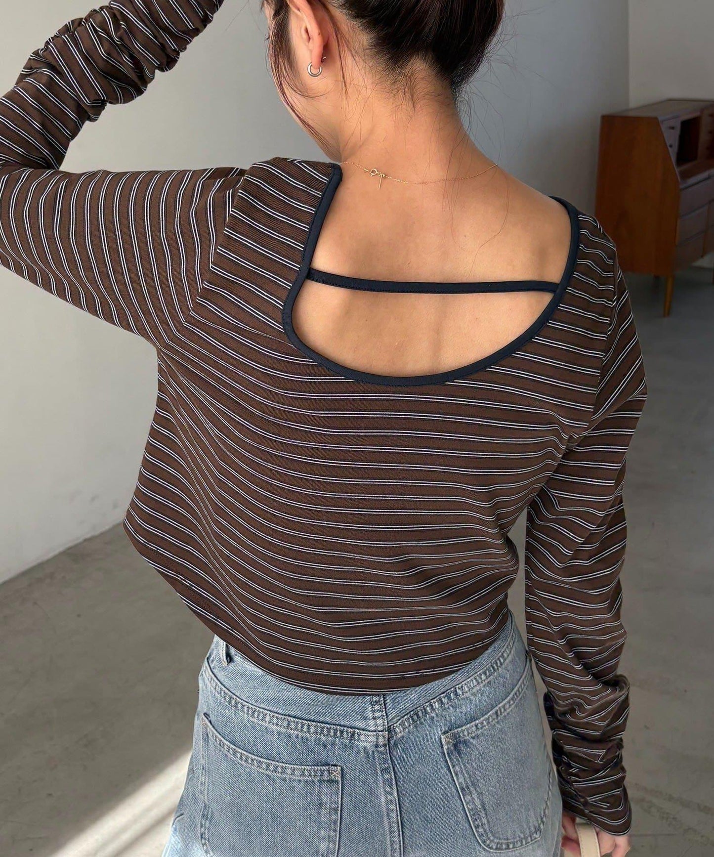 後背U領短款條紋T恤