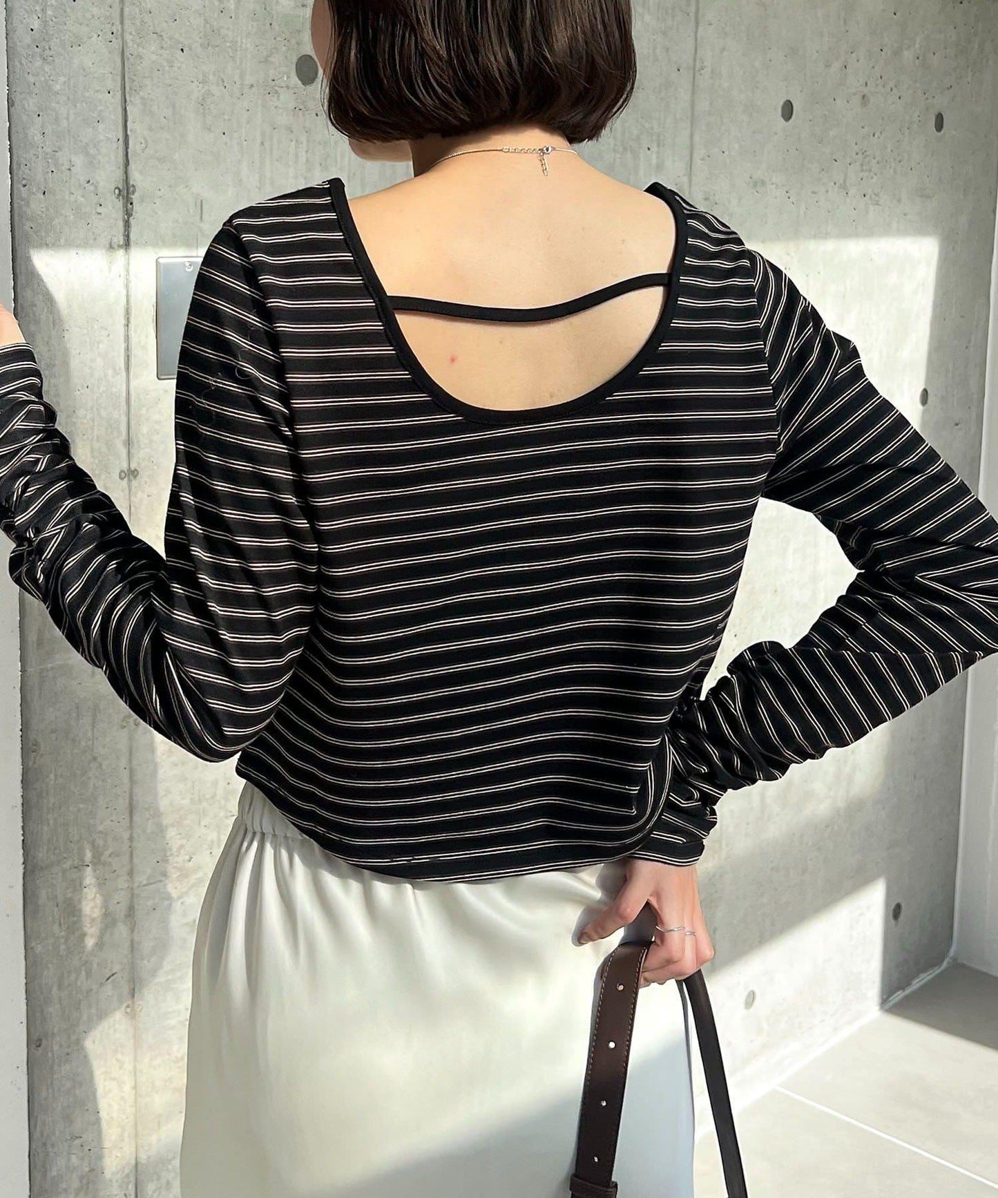 後背U領短款條紋T恤