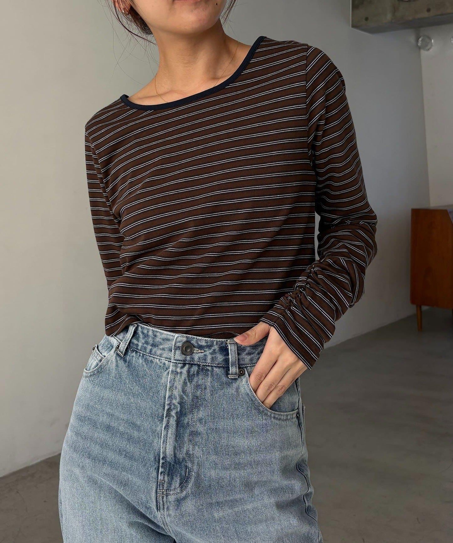 後背U領短款條紋T恤