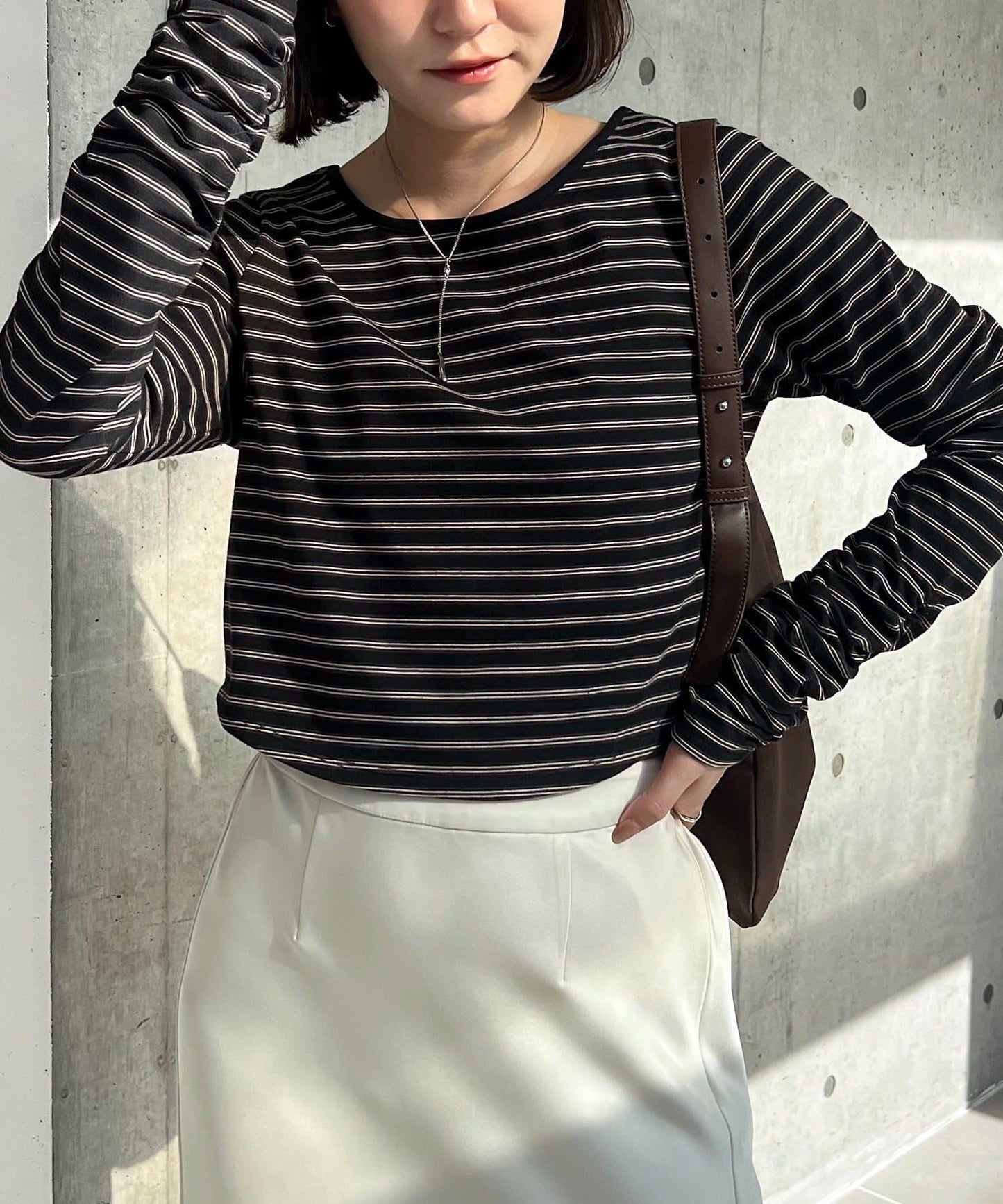 後背U領短款條紋T恤