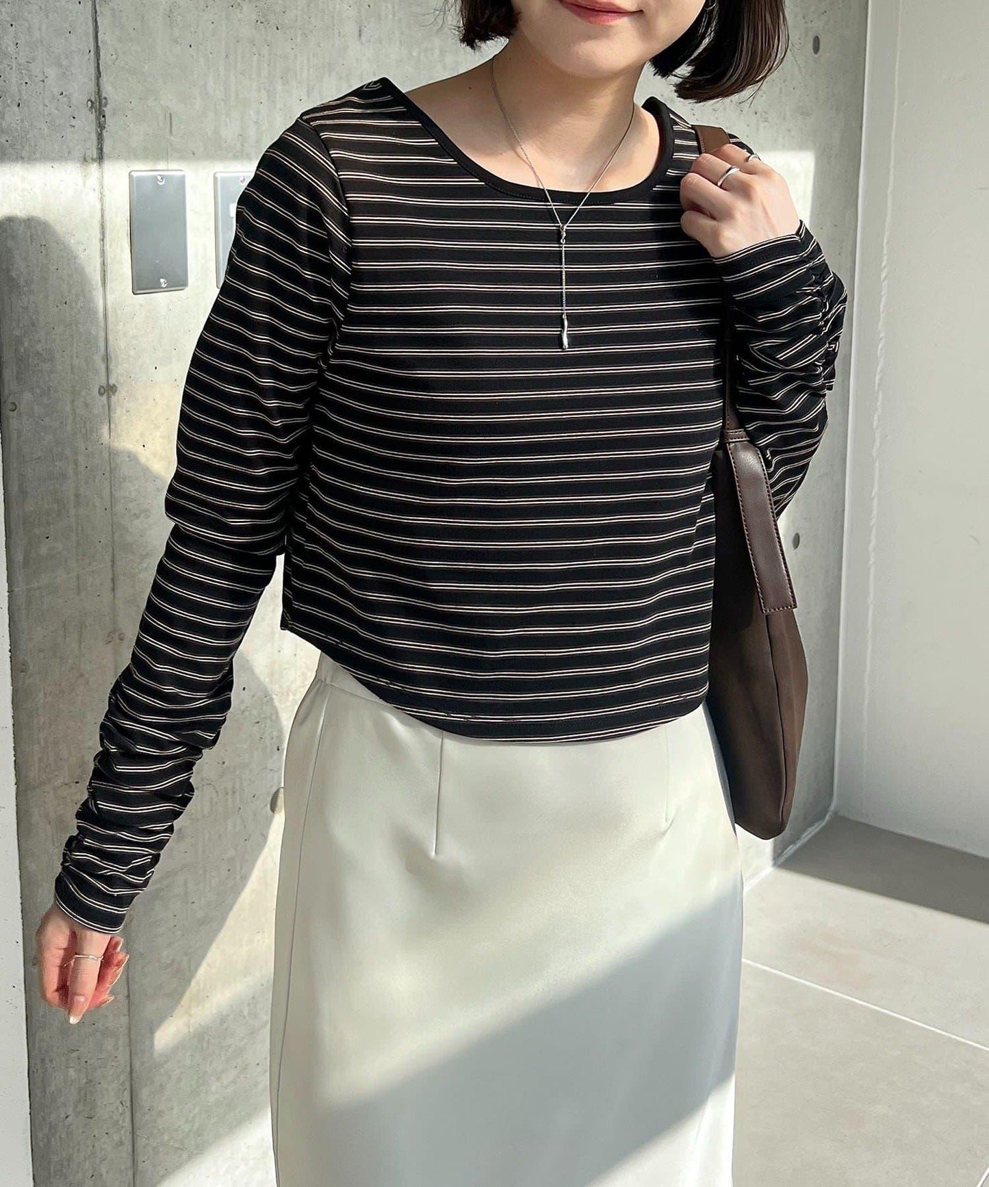 後背U領短款條紋T恤