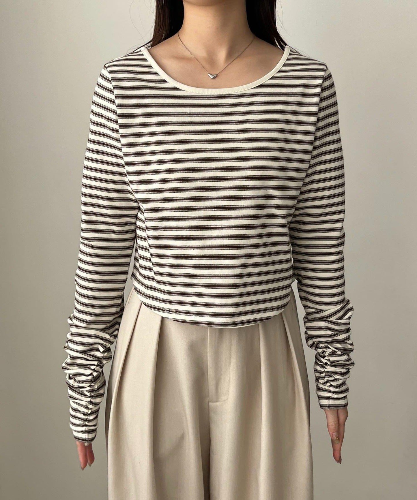 後背U領短款條紋T恤