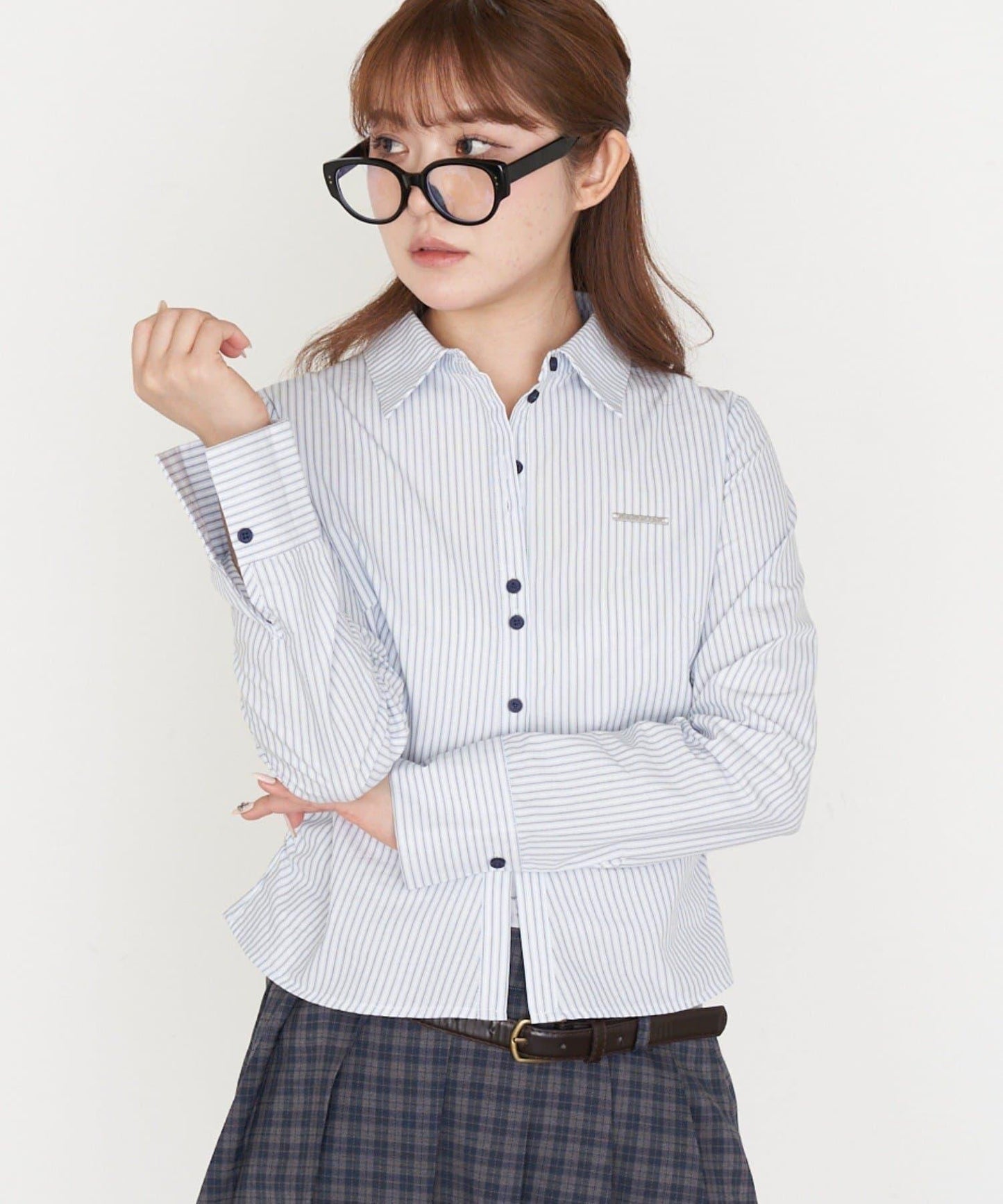 胸部刺繡修身襯衫