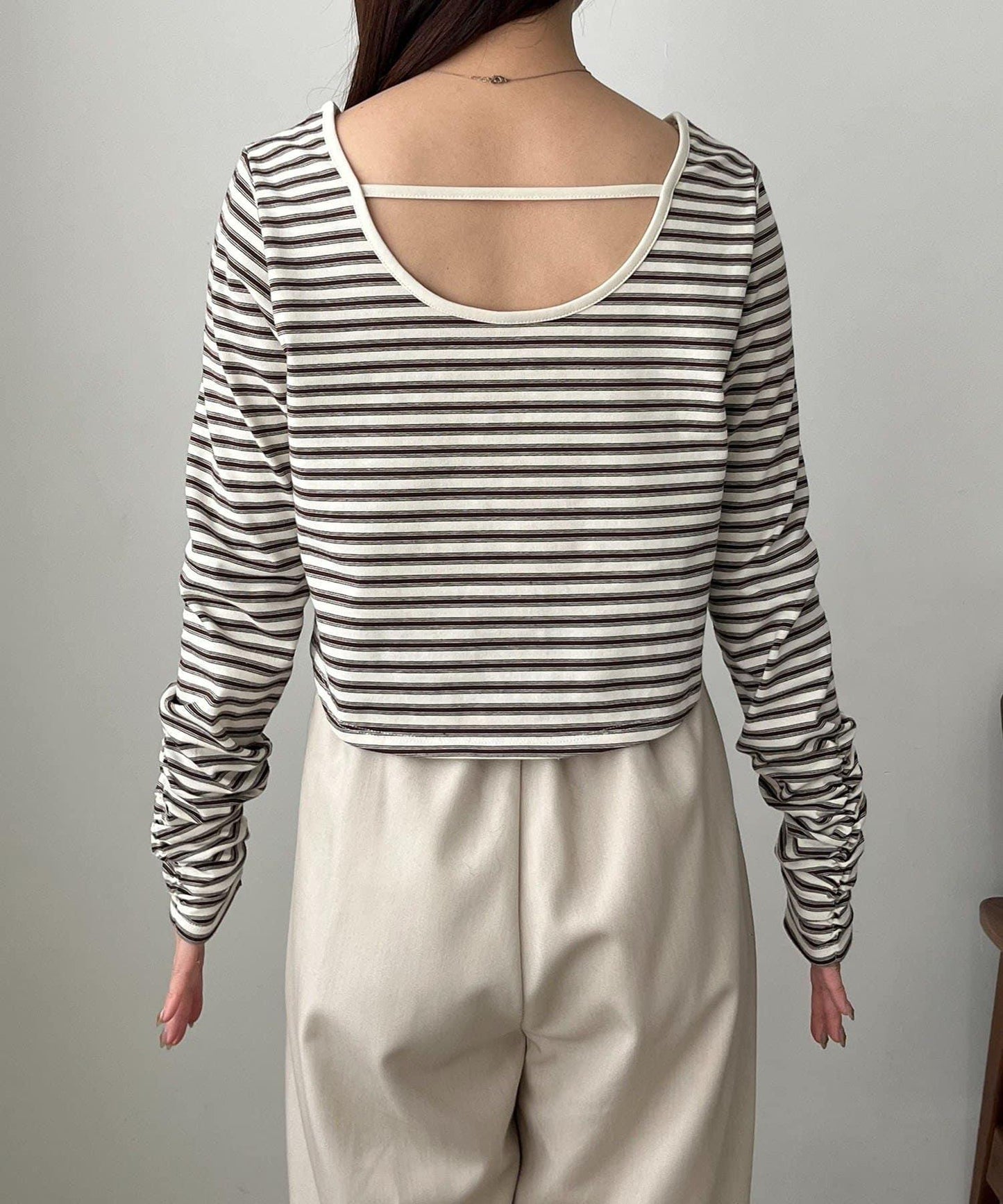 後背U領短款條紋T恤