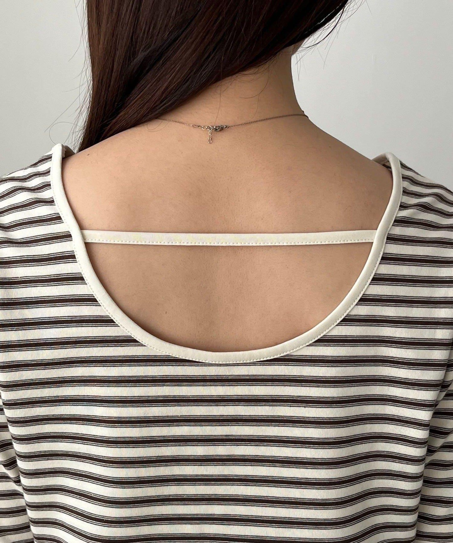 後背U領短款條紋T恤