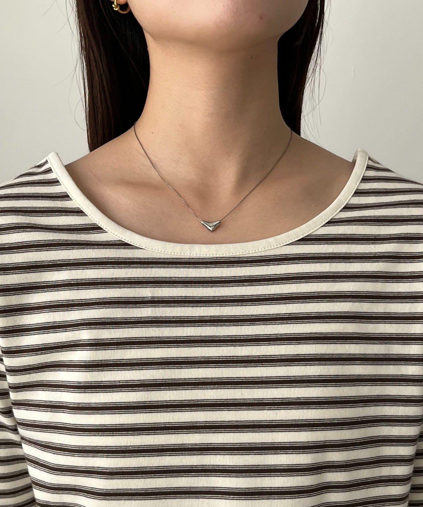 後背U領短款條紋T恤