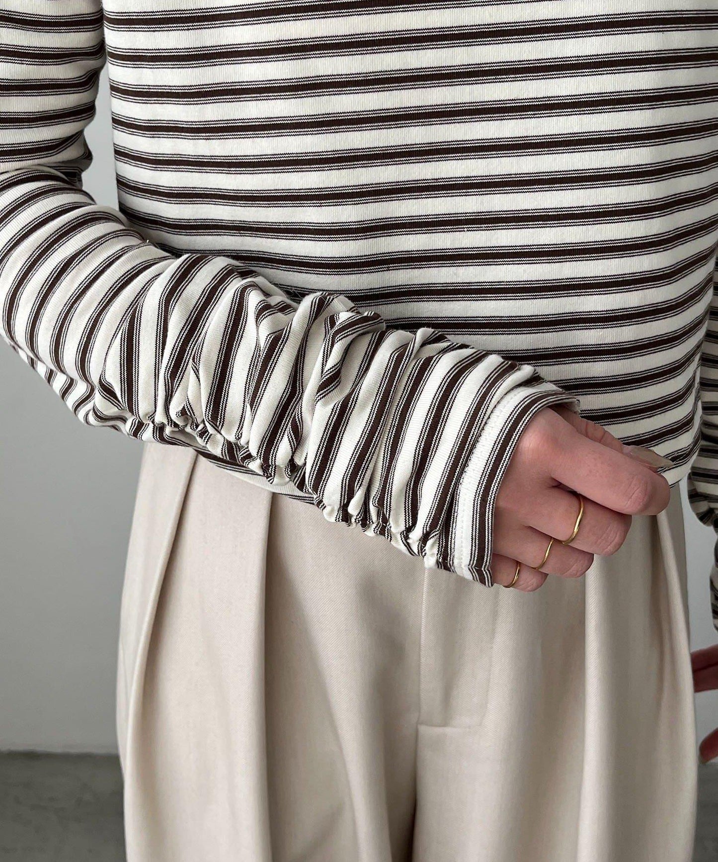 後背U領短款條紋T恤