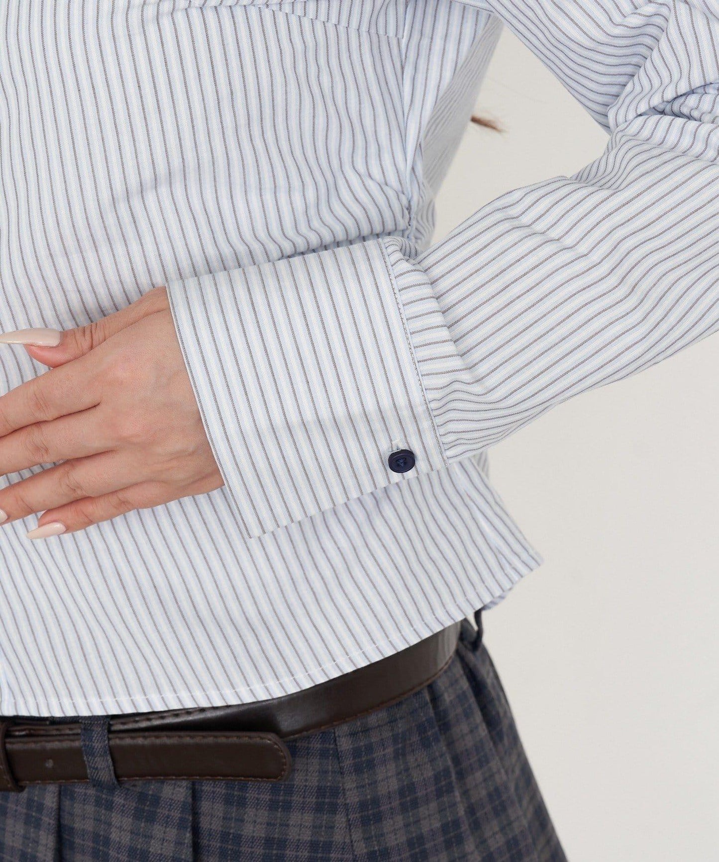 胸部刺繡修身襯衫