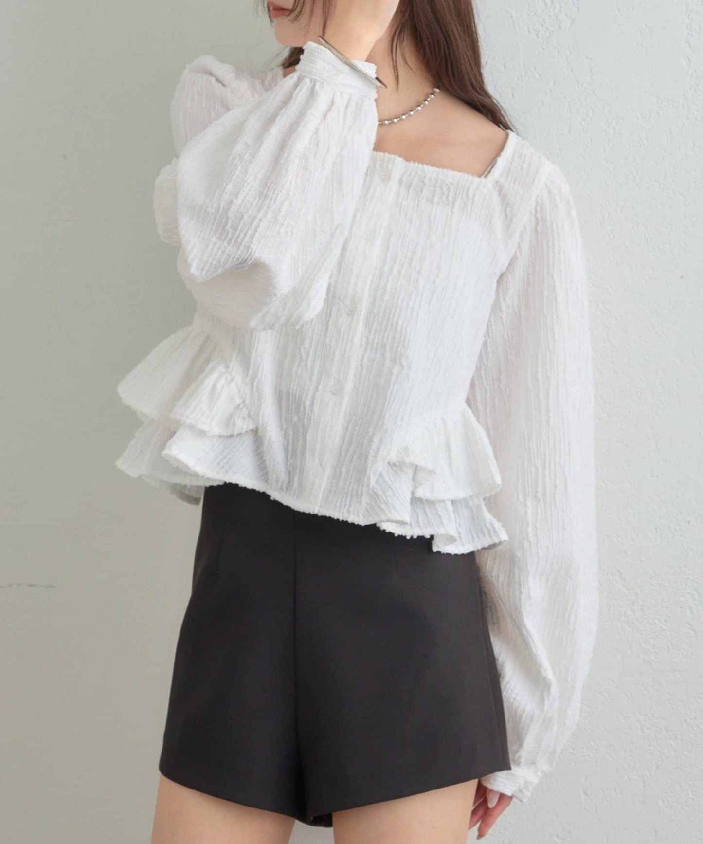 提花下襬荷葉邊襯衫