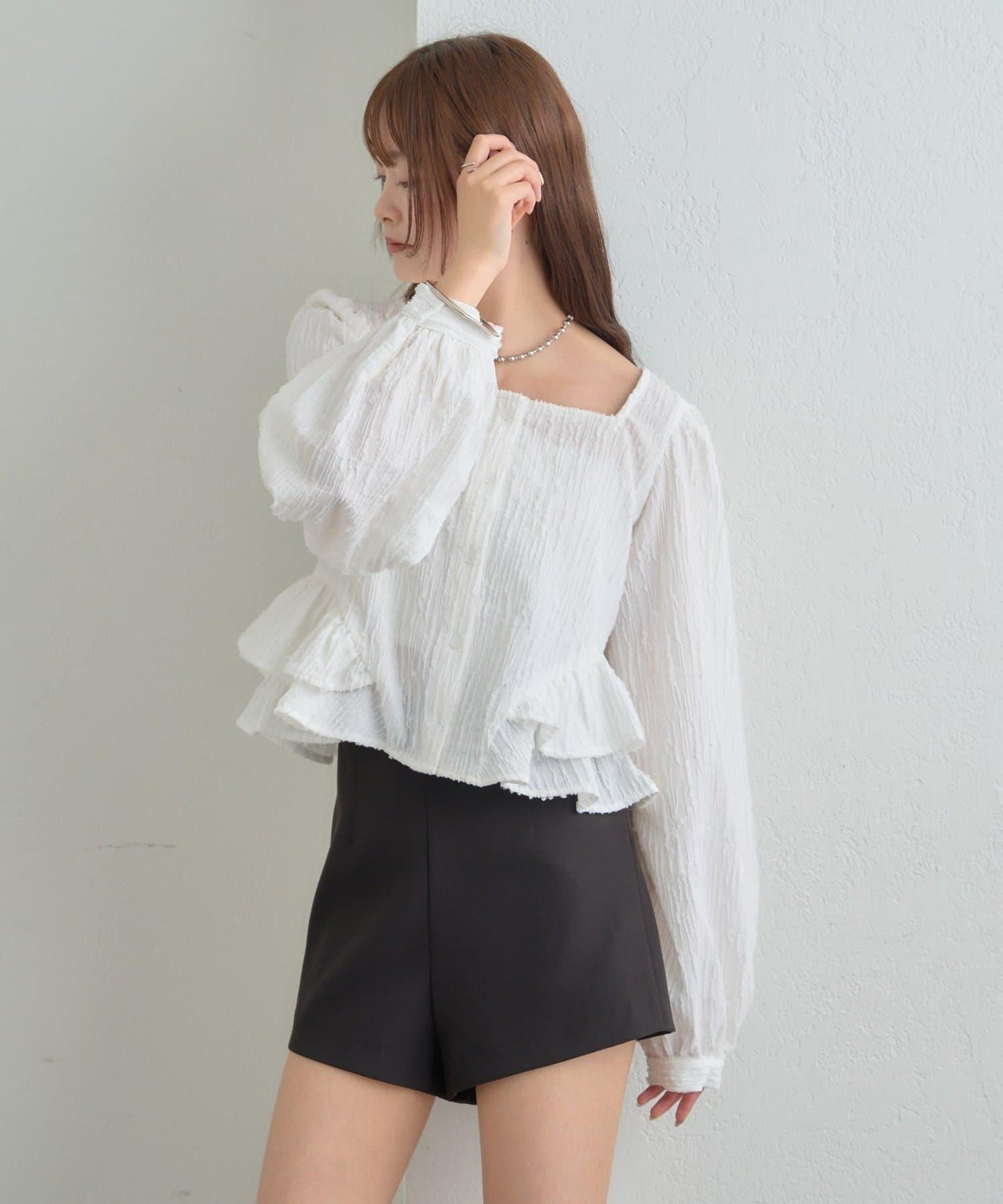 提花下襬荷葉邊襯衫