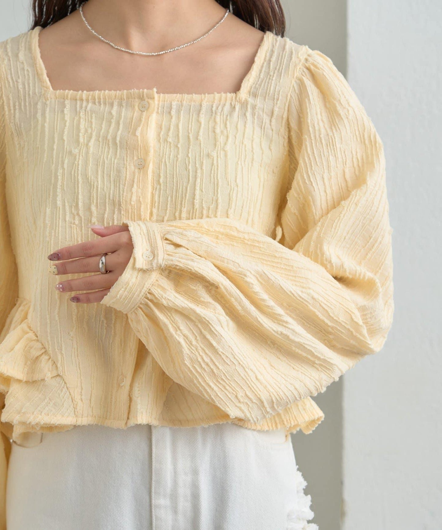 提花下襬荷葉邊襯衫