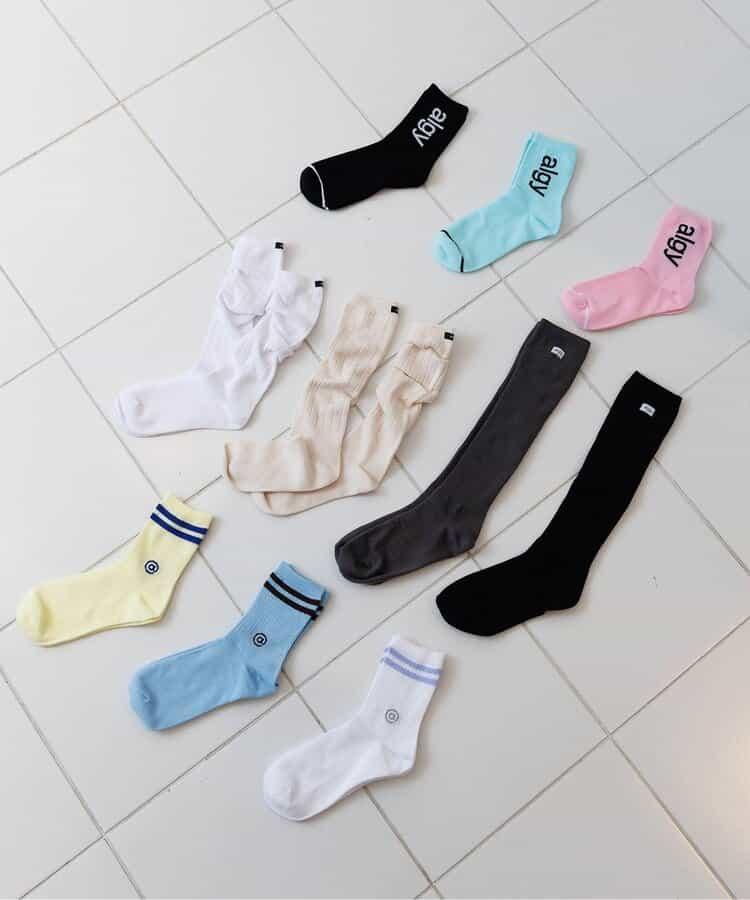 大字母標誌中筒襪