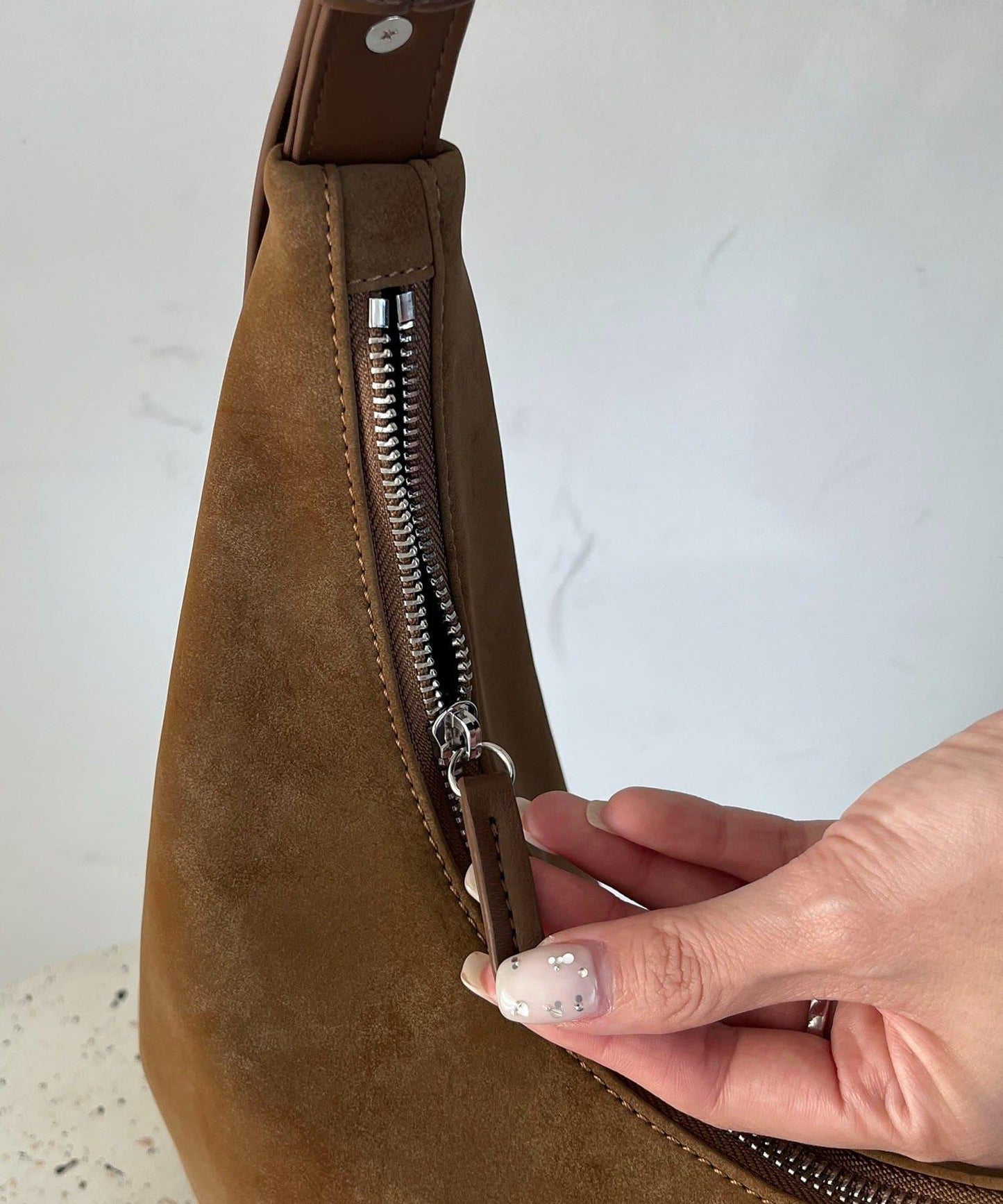 半圓造型 牛巴革 單肩包