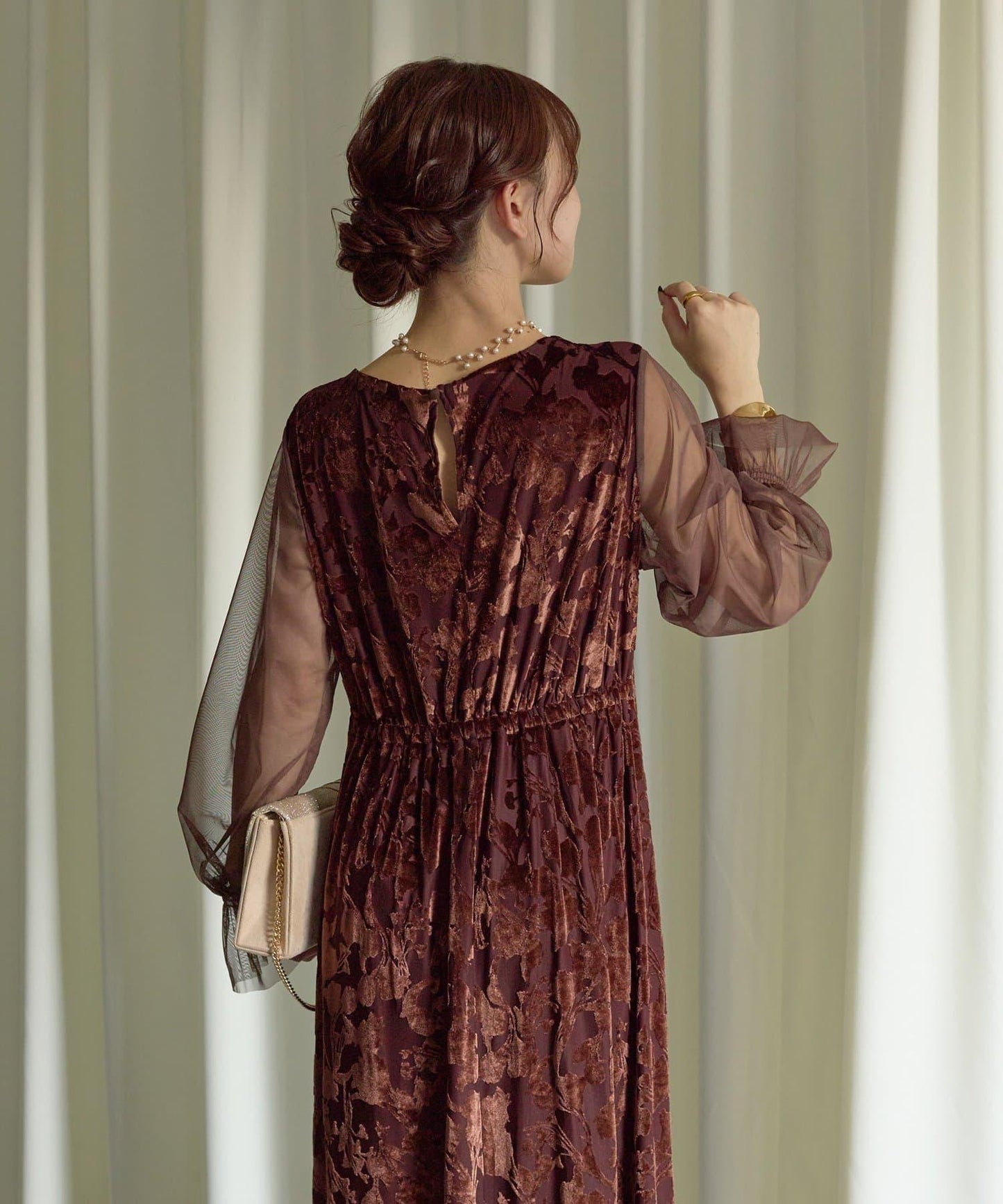 袖部透紗燒花蕾絲連衣裙