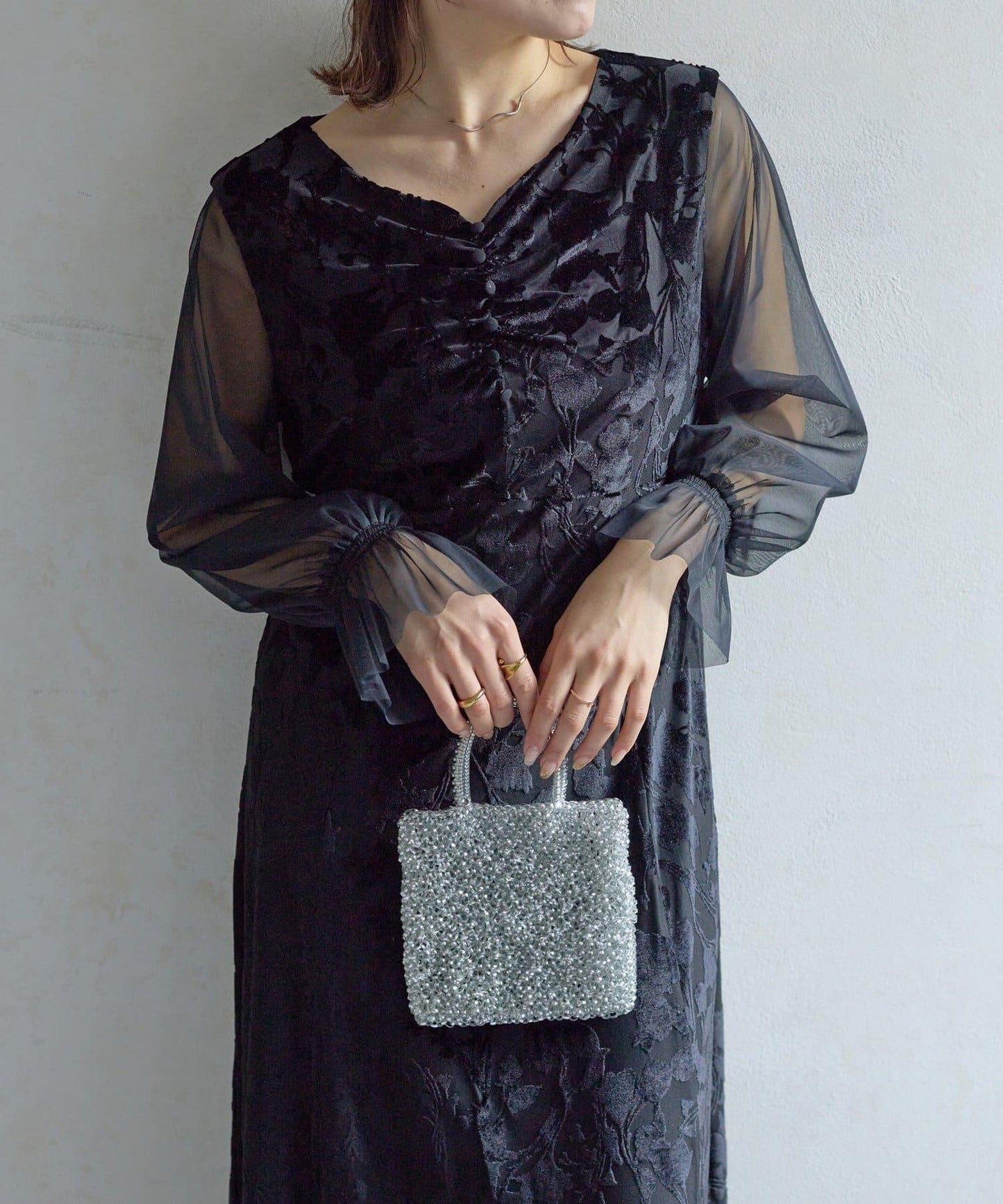 袖部透紗燒花蕾絲連衣裙