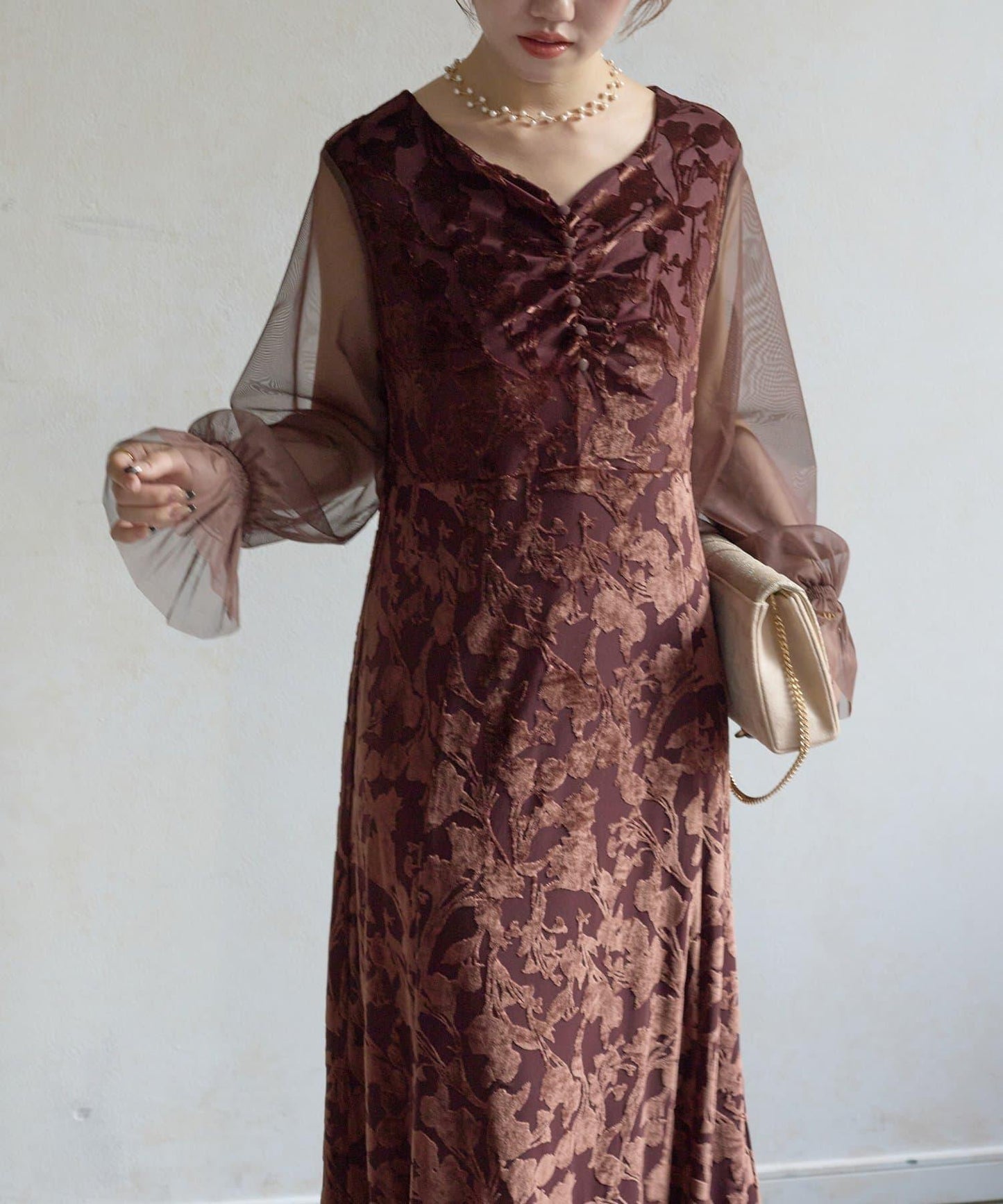 袖部透紗燒花蕾絲連衣裙