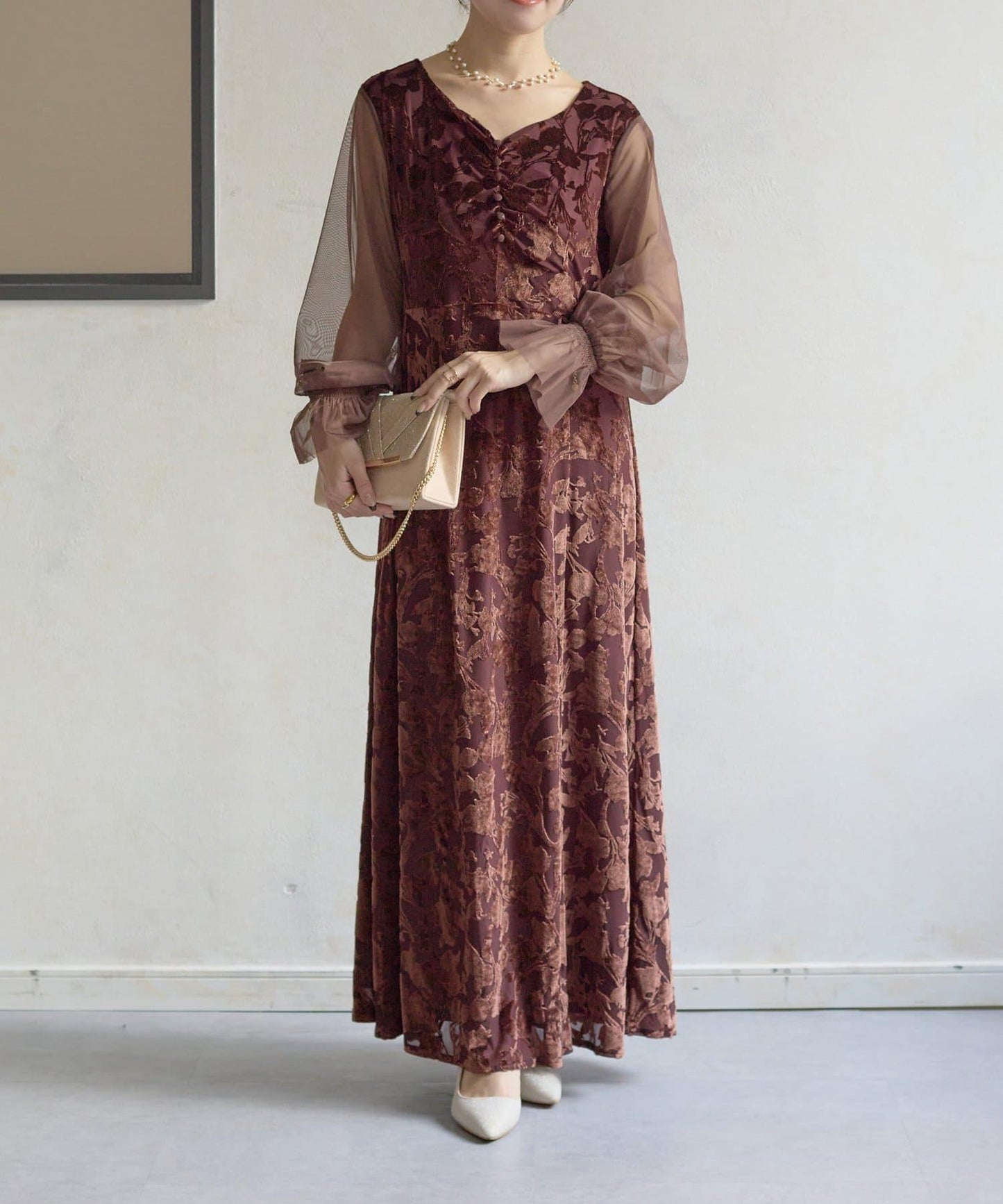 袖部透紗燒花蕾絲連衣裙