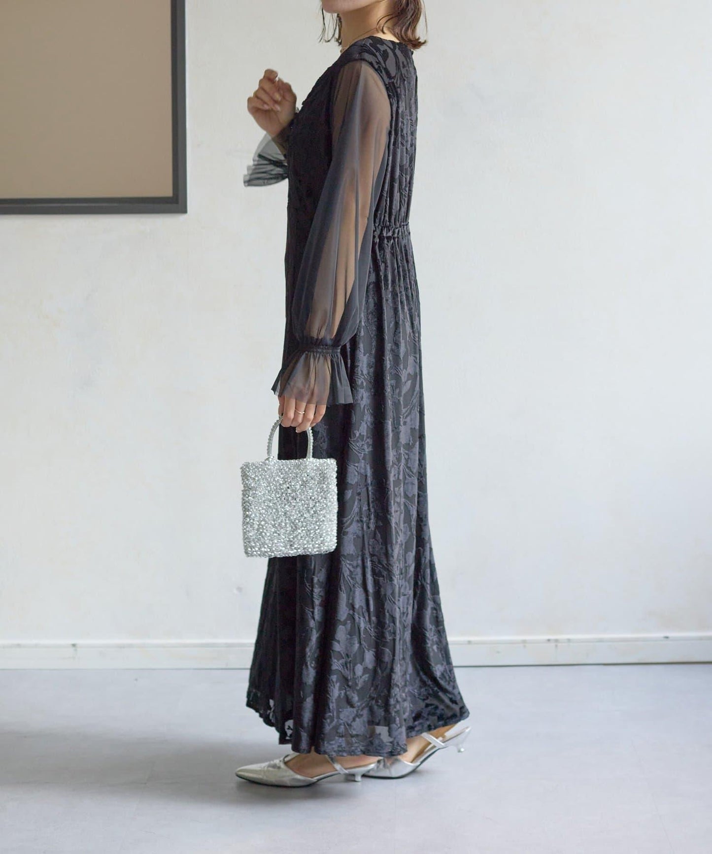 袖部透紗燒花蕾絲連衣裙