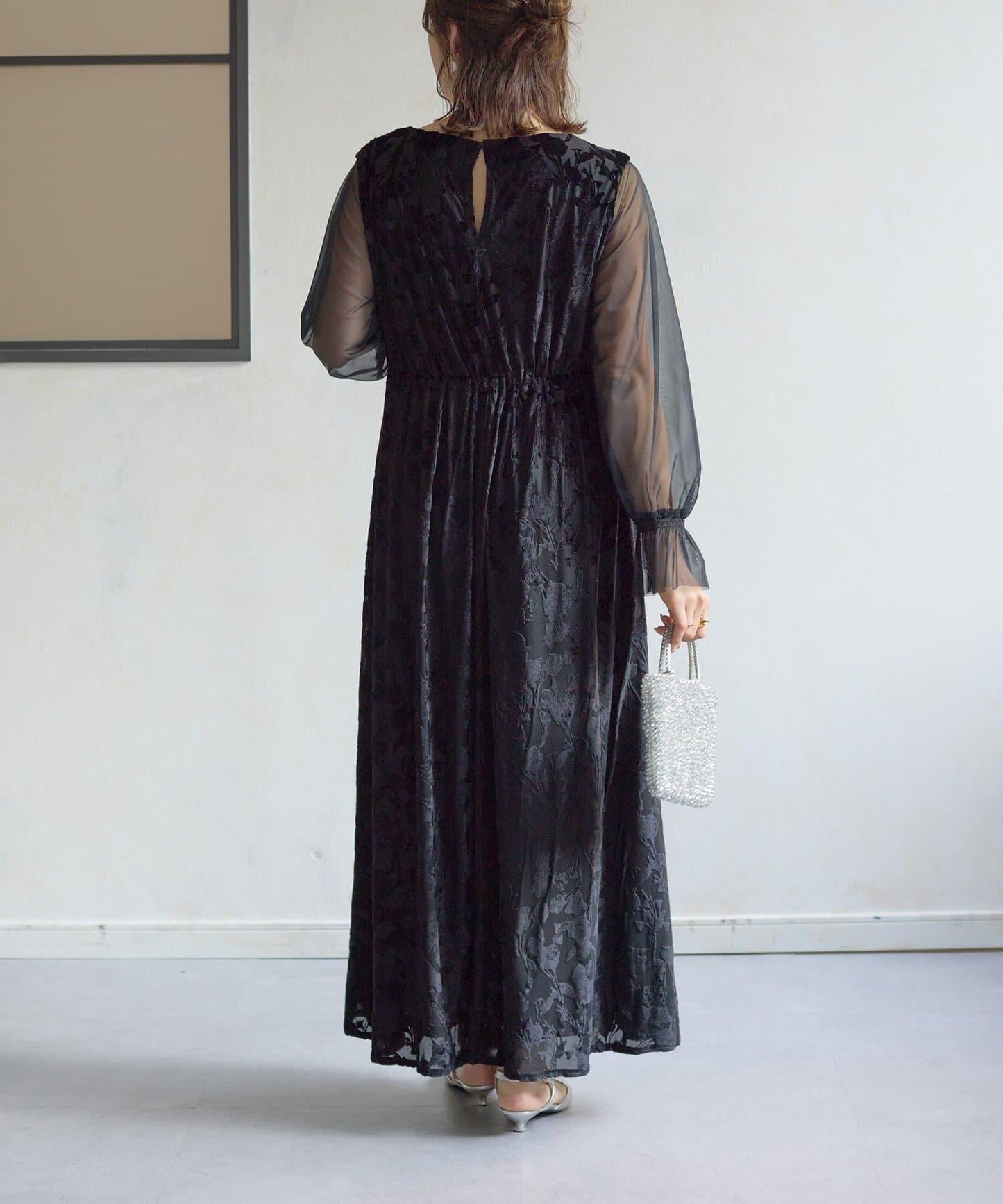 袖部透紗燒花蕾絲連衣裙