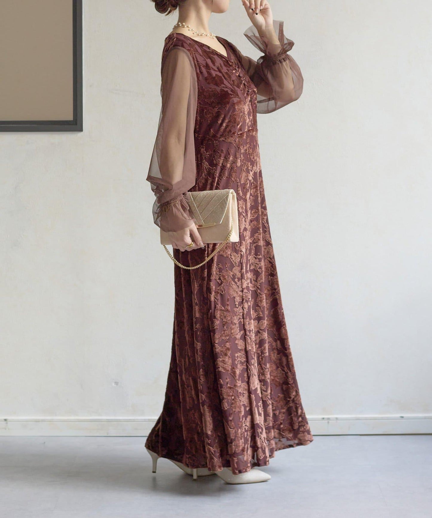 袖部透紗燒花蕾絲連衣裙