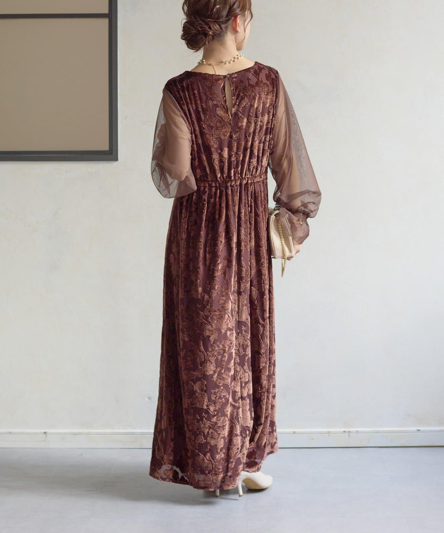 袖部透紗燒花蕾絲連衣裙