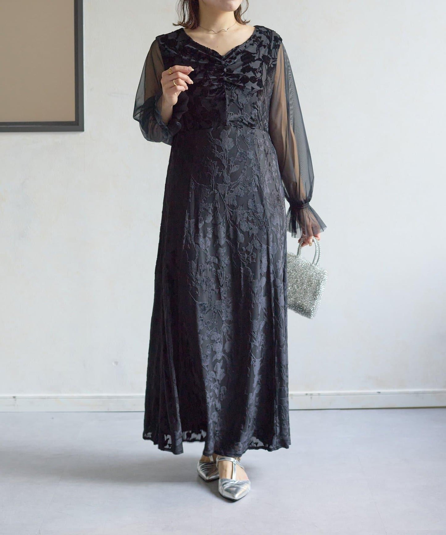 袖部透紗燒花蕾絲連衣裙