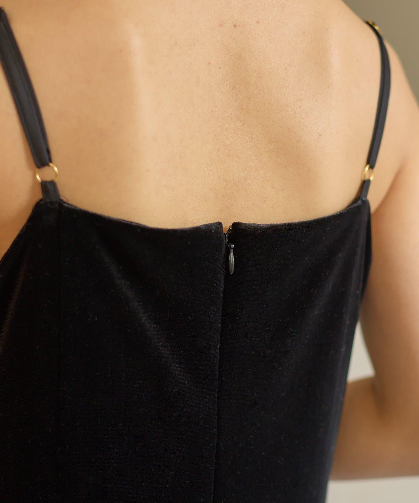 鑲鑽短款披肩 × 天鵝絨吊帶連衣裙 套裝