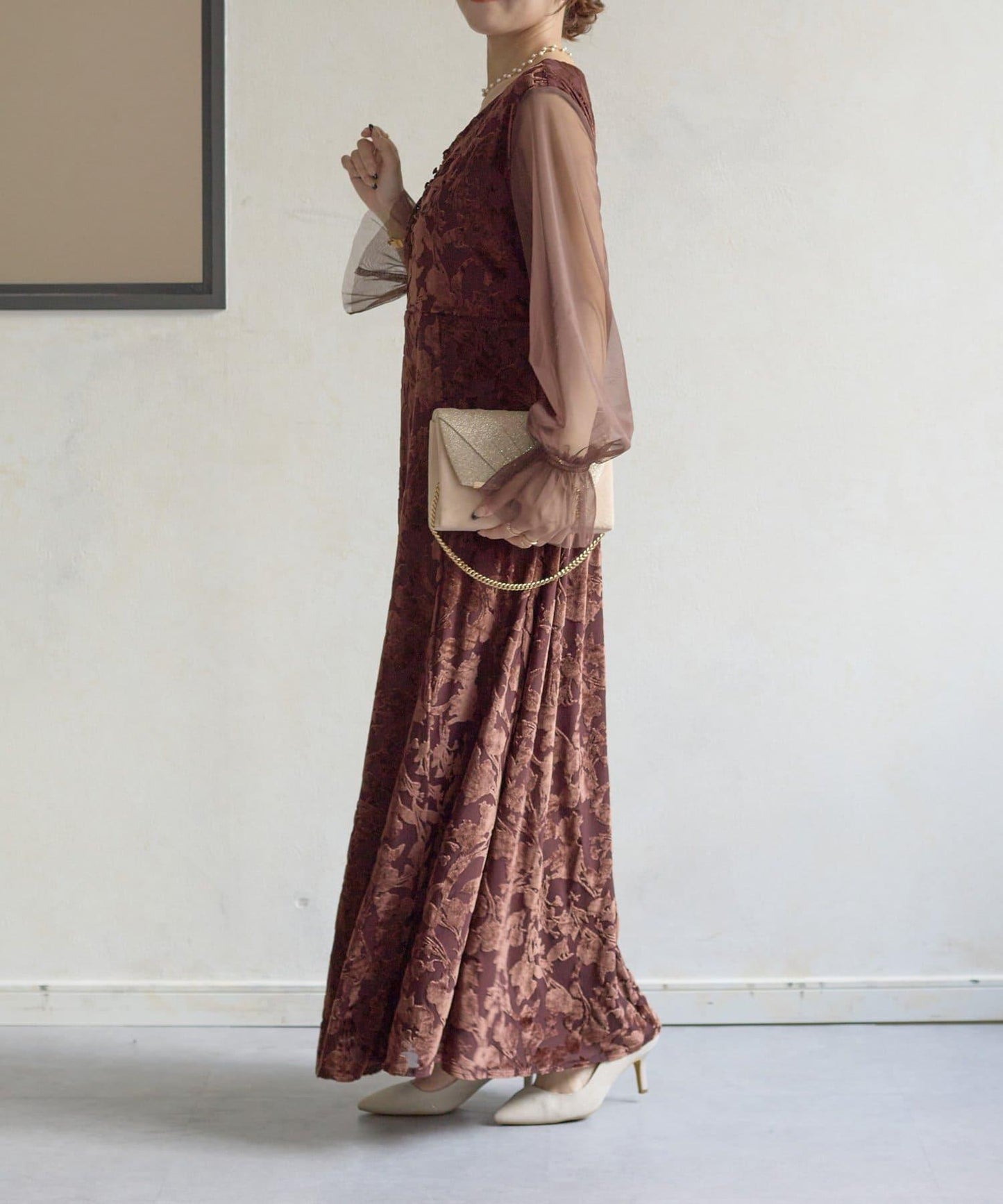 袖部透紗燒花蕾絲連衣裙