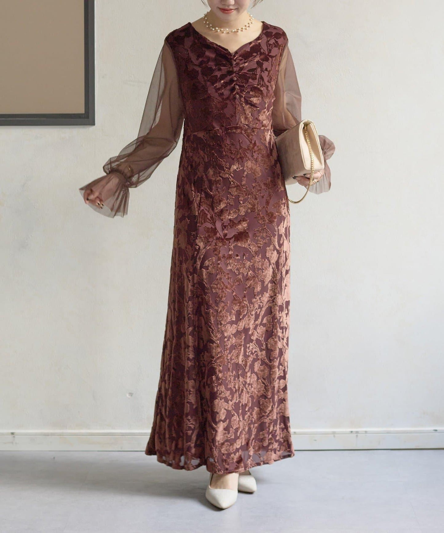 袖部透紗燒花蕾絲連衣裙