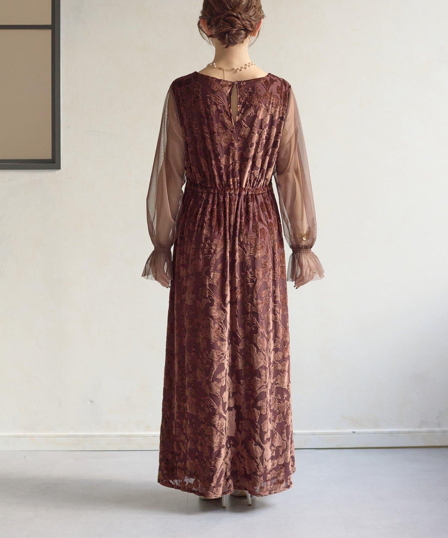 袖部透紗燒花蕾絲連衣裙