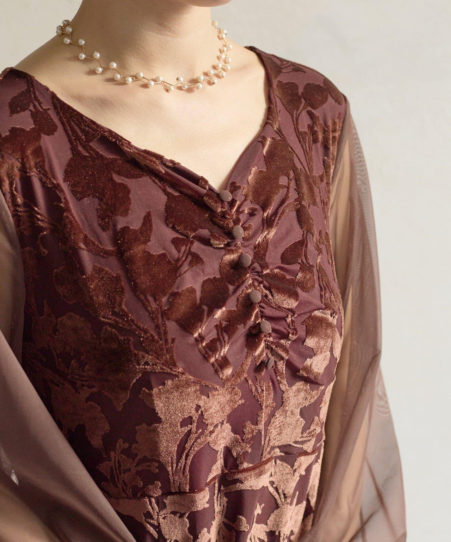 袖部透紗燒花蕾絲連衣裙