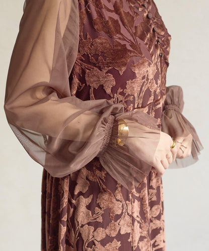 袖部透紗燒花蕾絲連衣裙