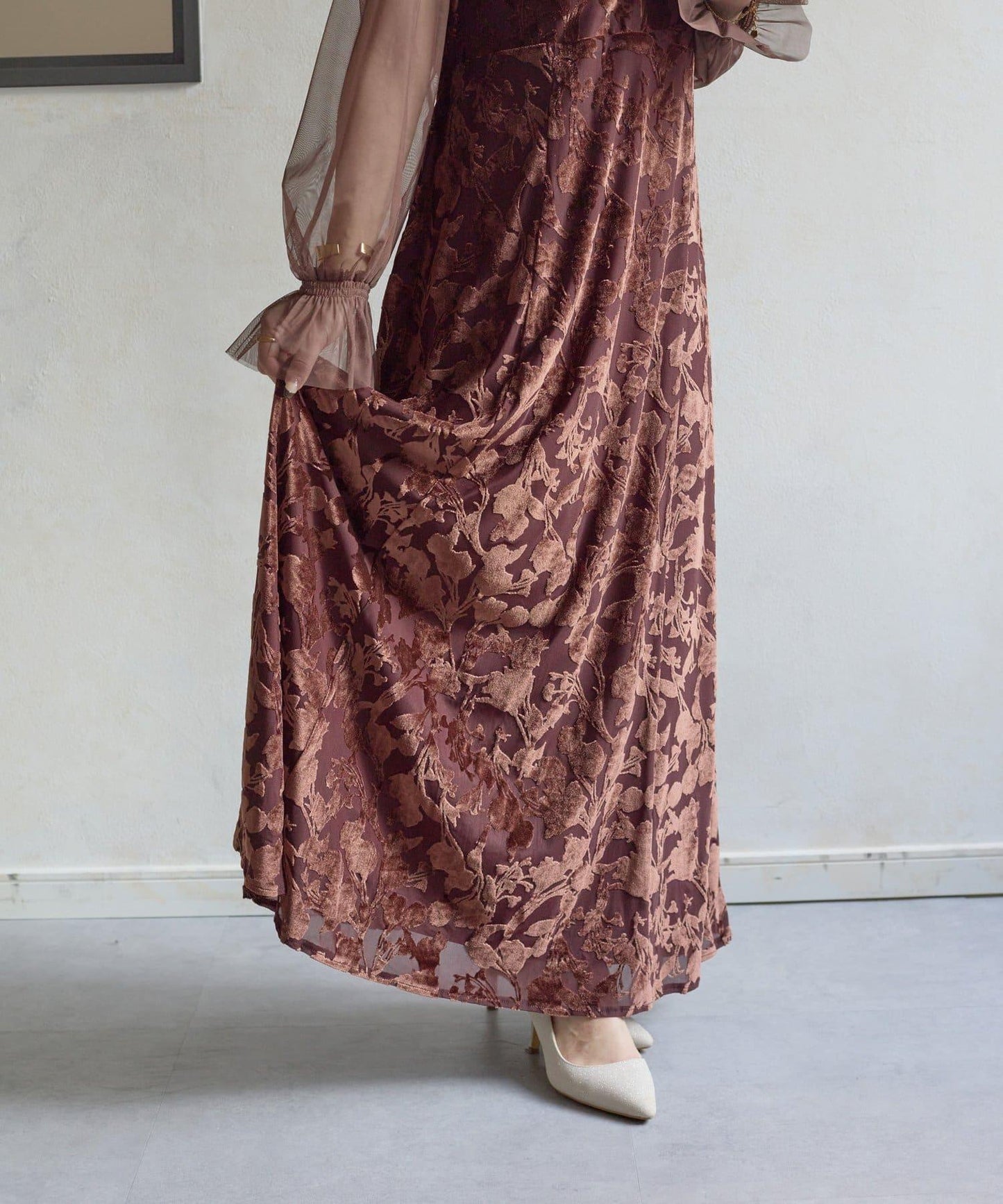 袖部透紗燒花蕾絲連衣裙