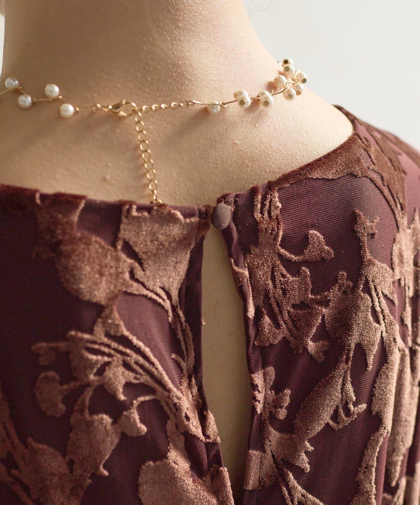 袖部透紗燒花蕾絲連衣裙