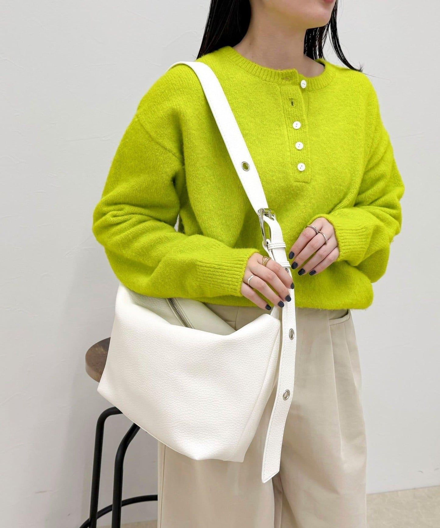 金屬孔眼裝飾肩揹包