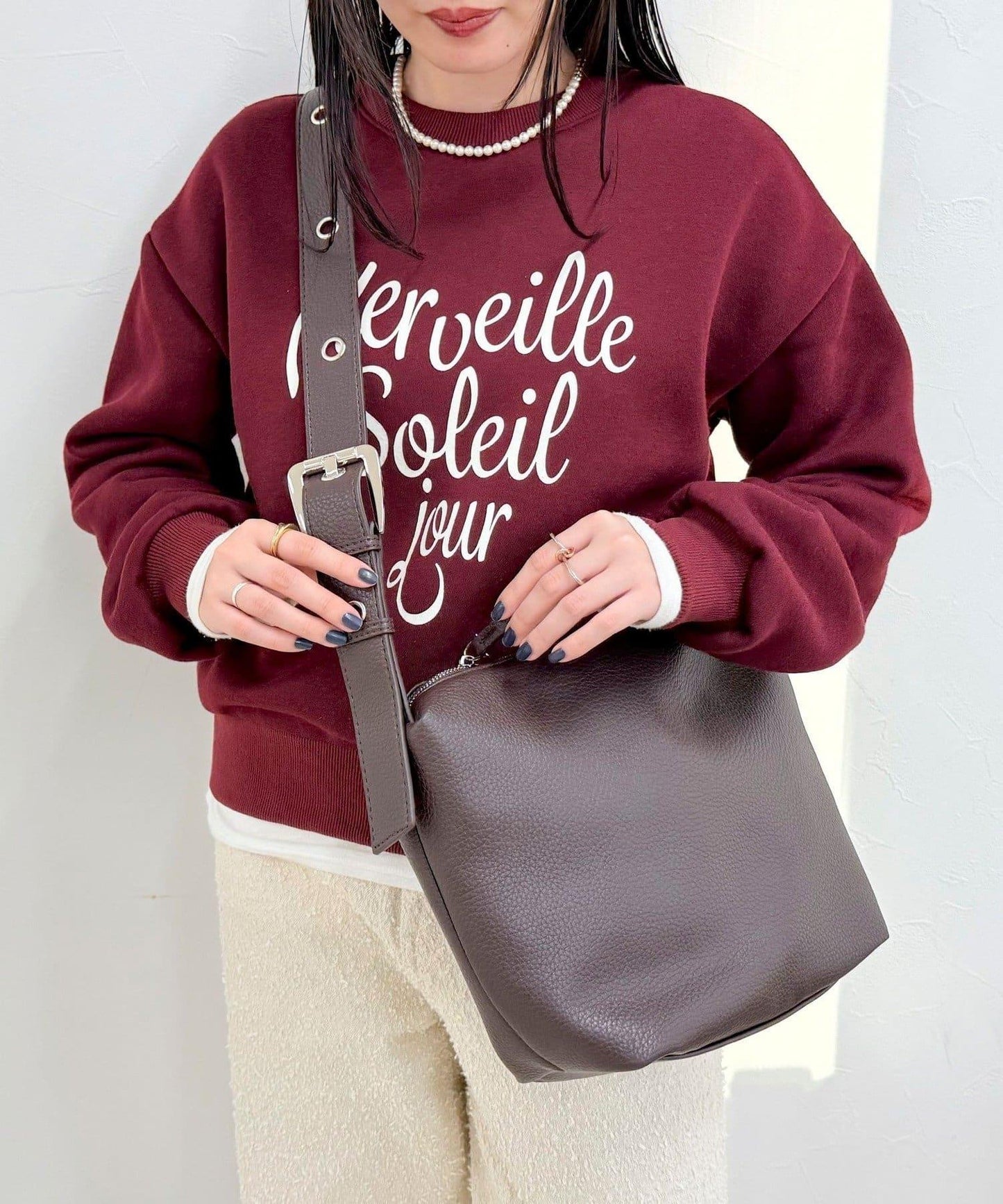 金屬孔眼裝飾肩揹包