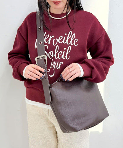 金屬孔眼裝飾肩揹包