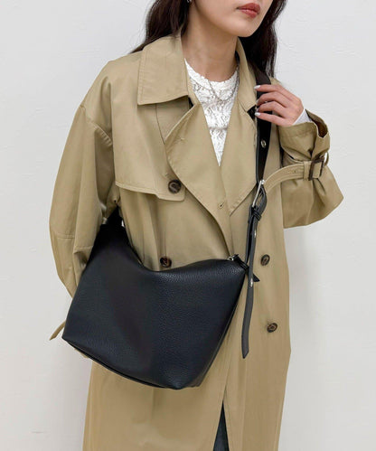 金屬孔眼裝飾肩揹包