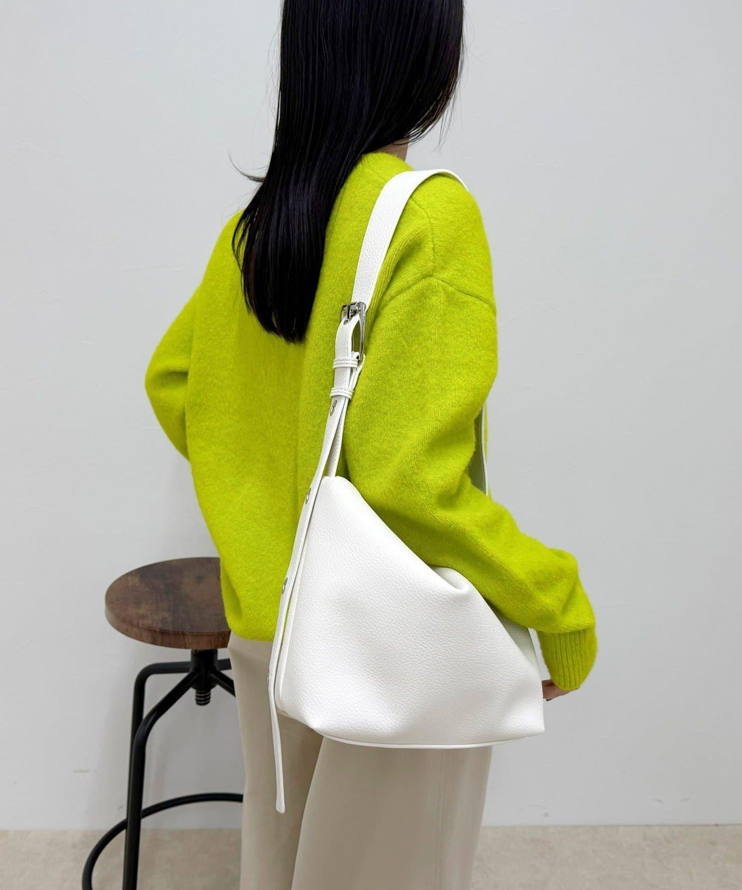 金屬孔眼裝飾肩揹包