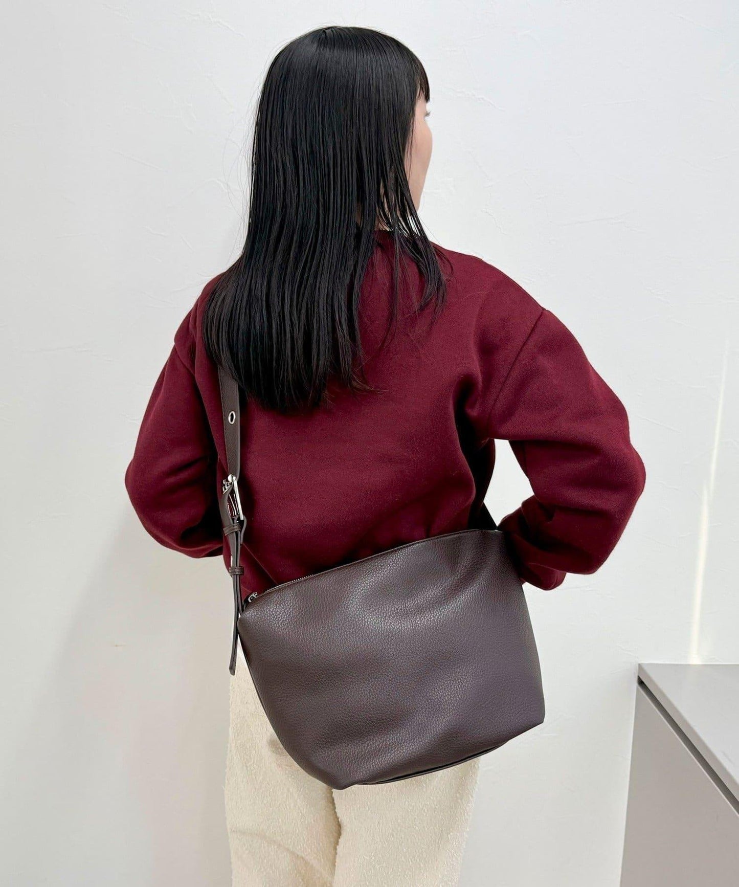 金屬孔眼裝飾肩揹包