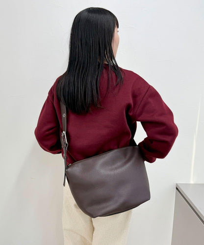 金屬孔眼裝飾肩揹包