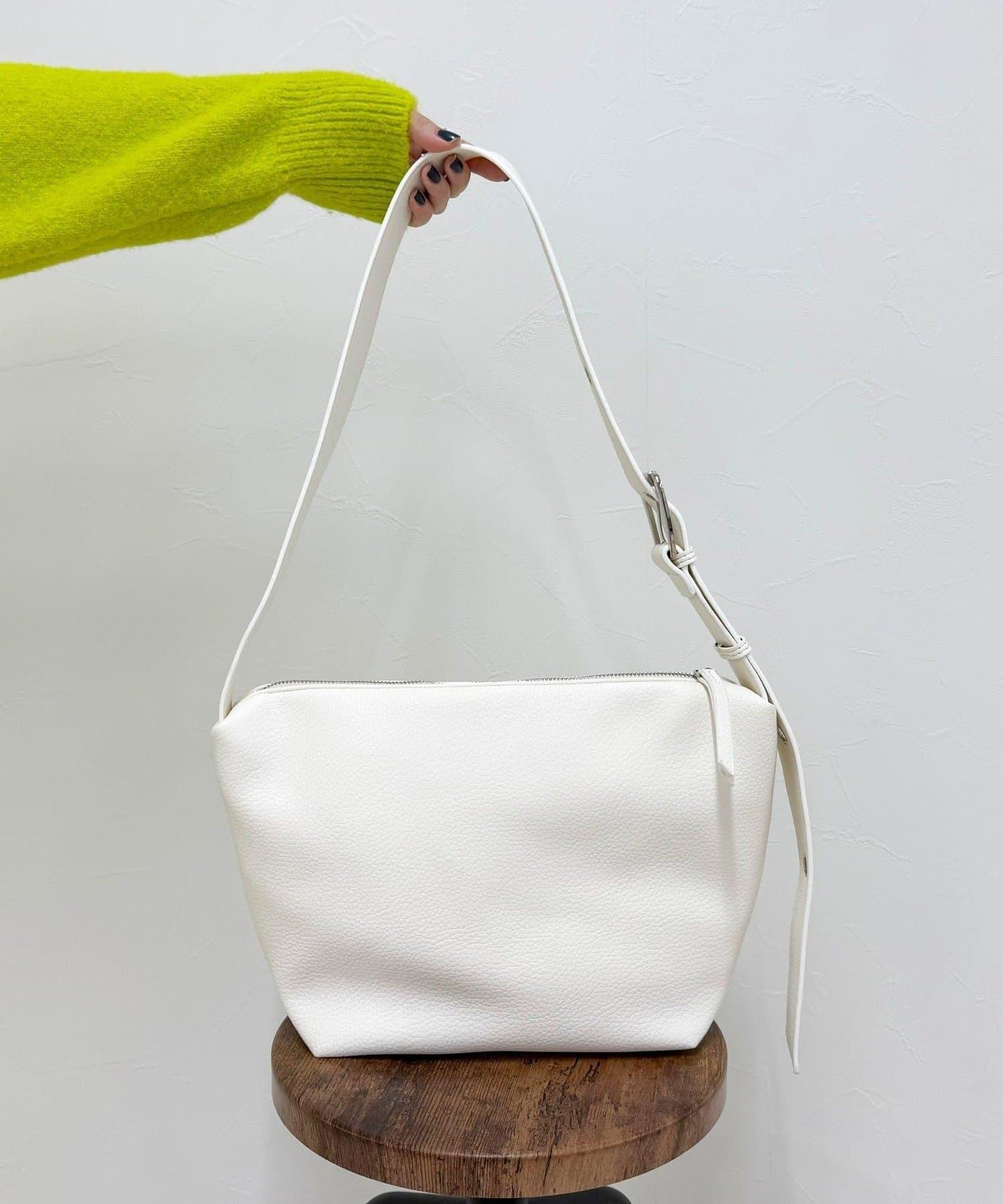 金屬孔眼裝飾肩揹包