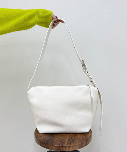 金屬孔眼裝飾肩揹包