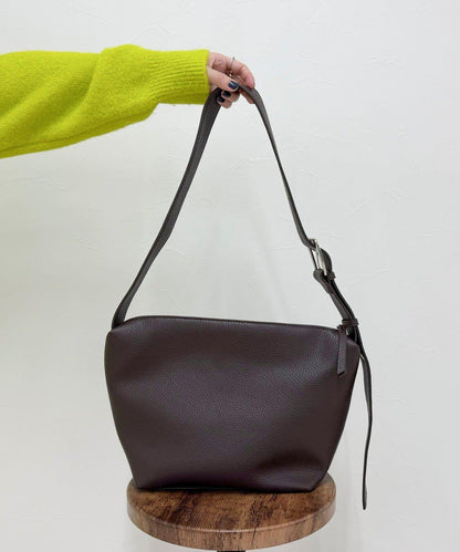 金屬孔眼裝飾肩揹包