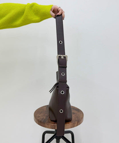 金屬孔眼裝飾肩揹包