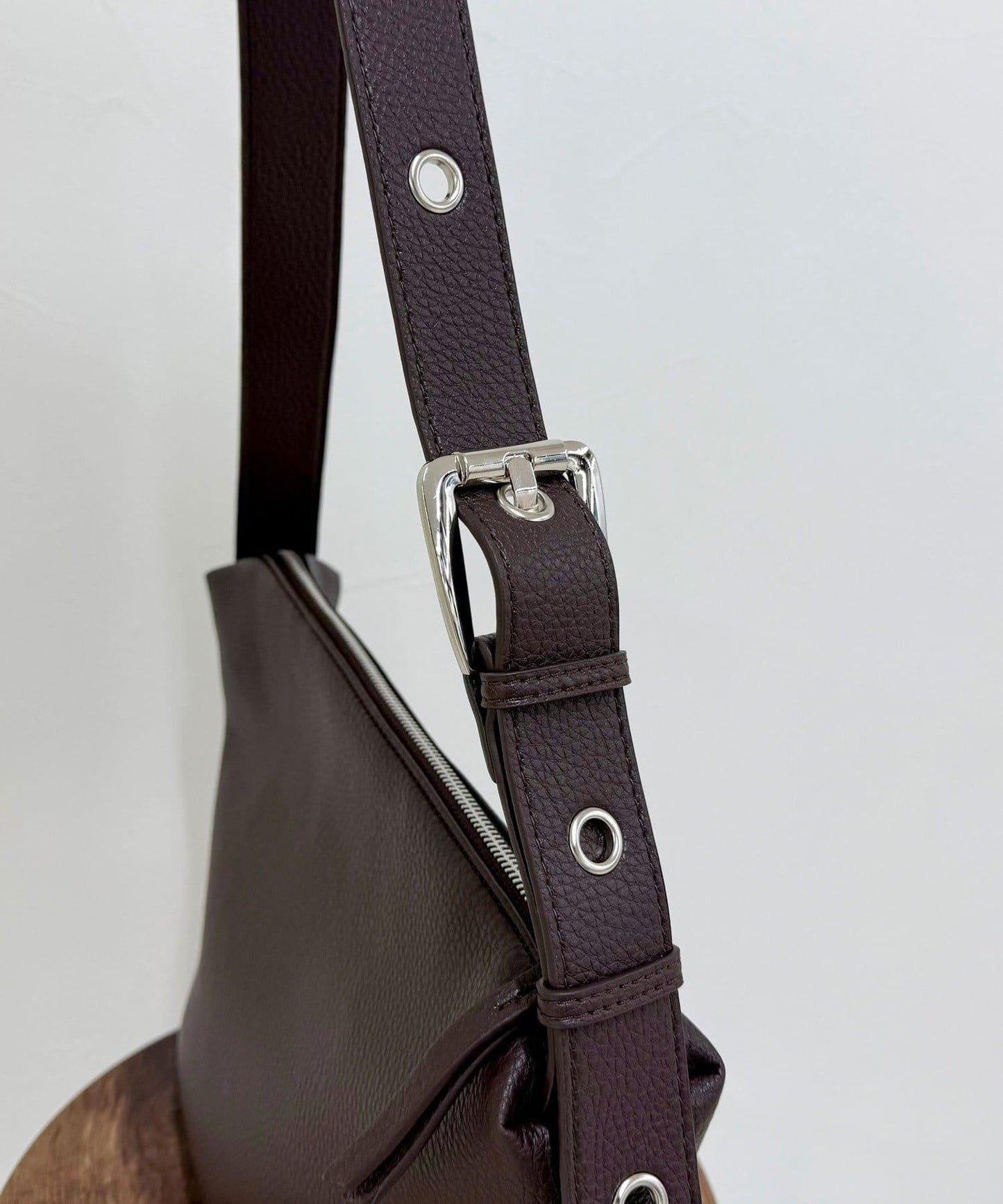 金屬孔眼裝飾肩揹包