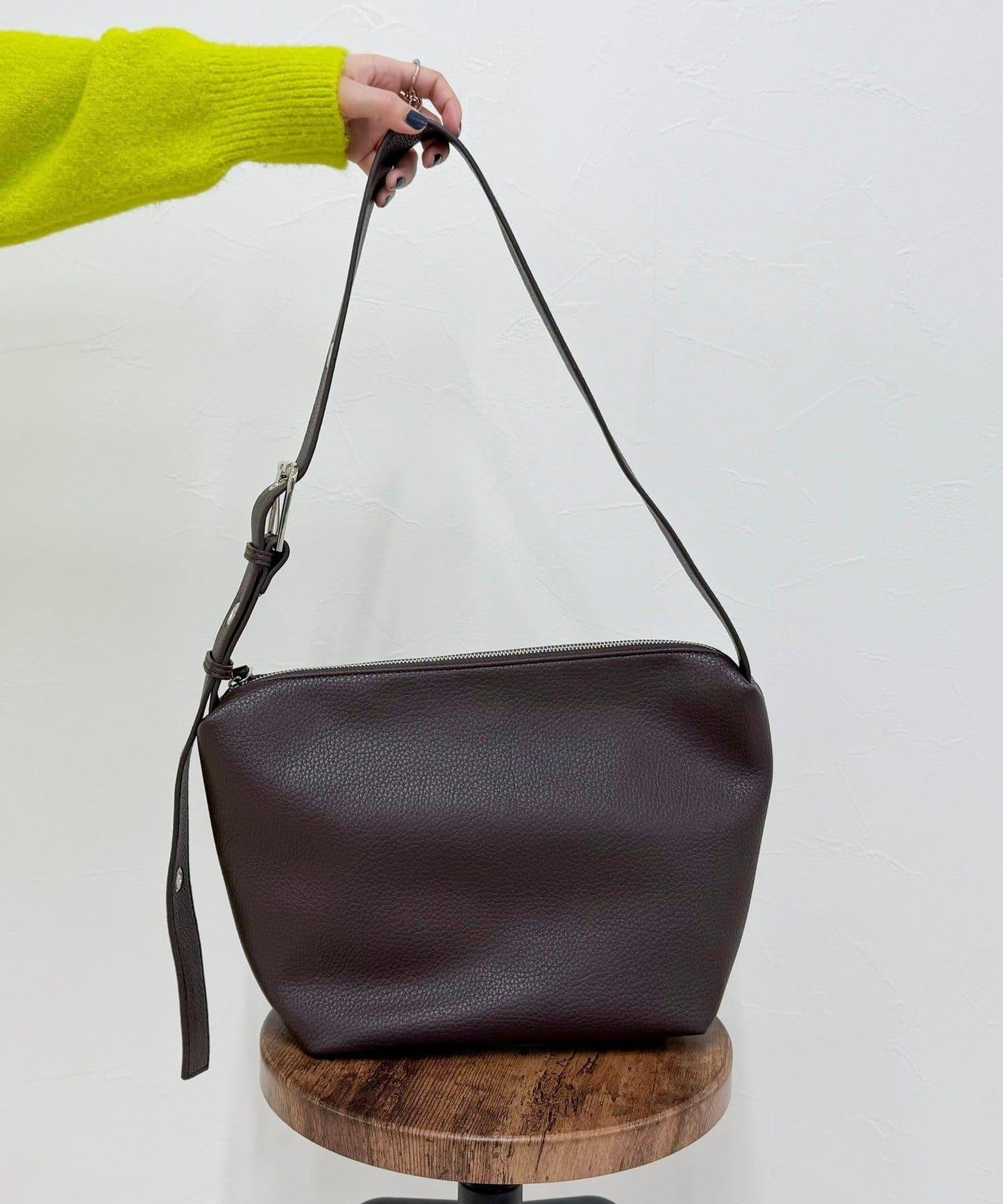 金屬孔眼裝飾肩揹包