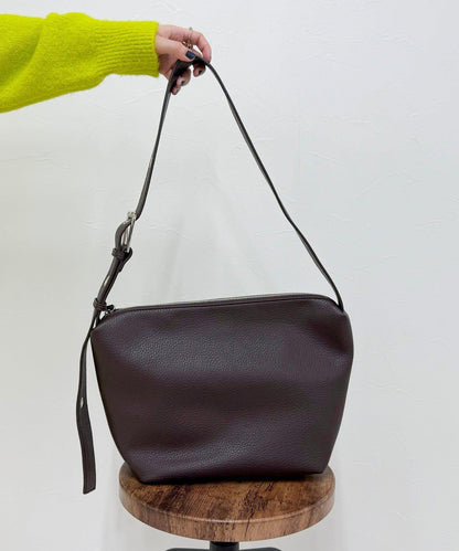 金屬孔眼裝飾肩揹包