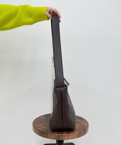 金屬孔眼裝飾肩揹包